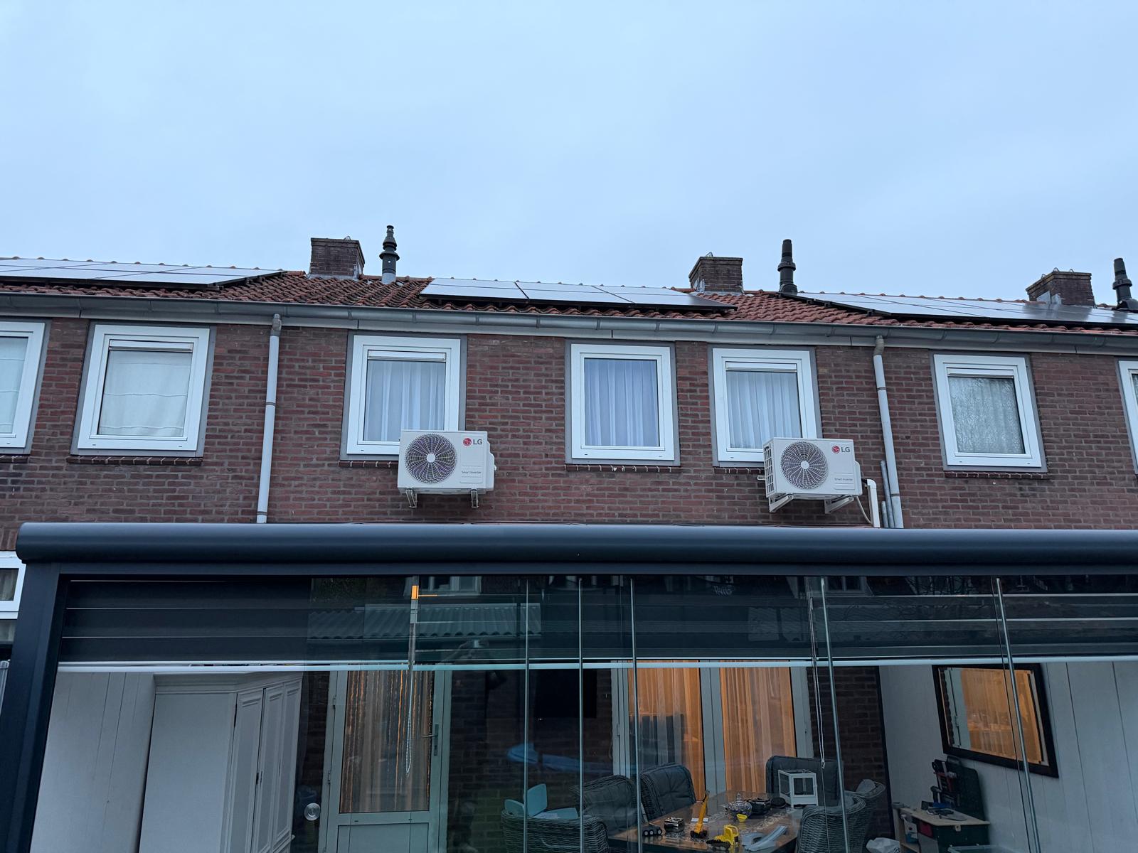 Meerdere buitenunits geplaatst aan achtergevel van woning