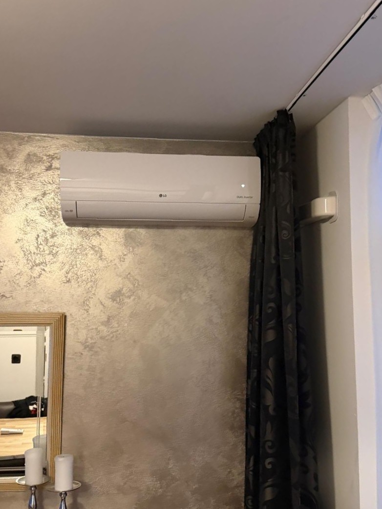 Binnenunit airco netjes geplaatst in woonkamer