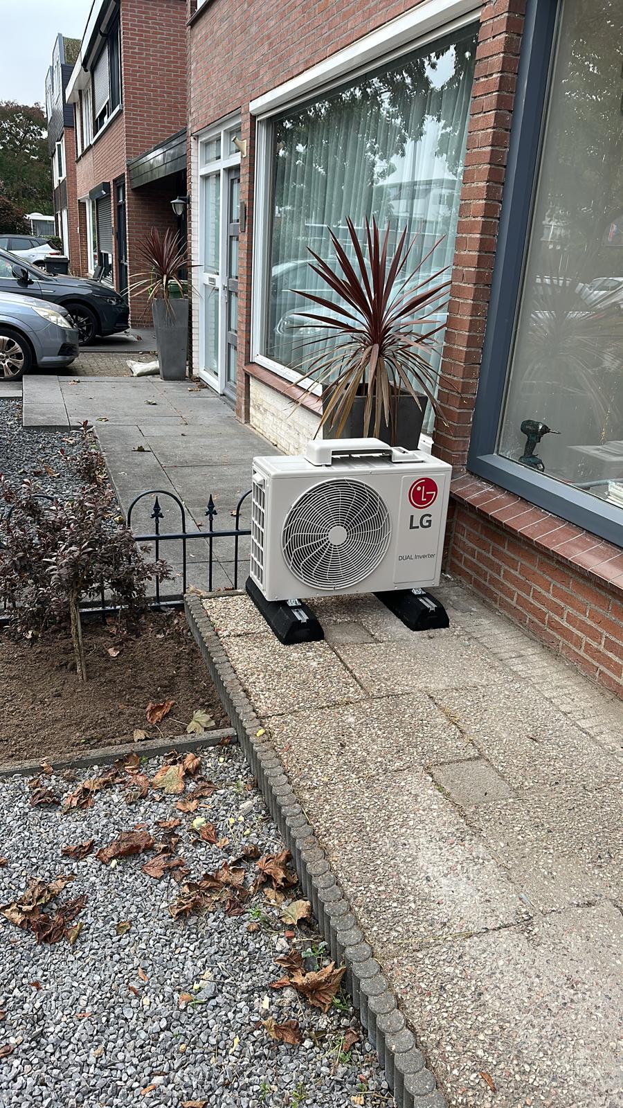 LG buitenunit netjes geplaatst naast woning